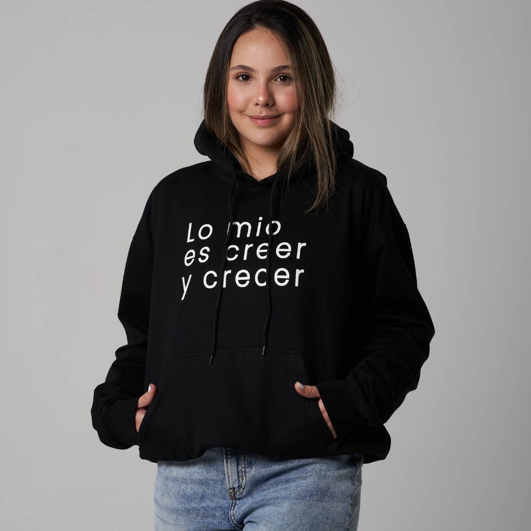 Chompa de Mujer estampada con la frase «Lo mío es creer y crecer»