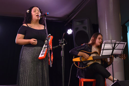 Chicas-Cantando-y-tocando-instrumentos-en-clase